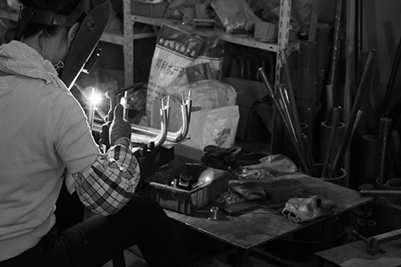 小作坊形式的生產(chǎn)車(chē)間，臟、亂、差